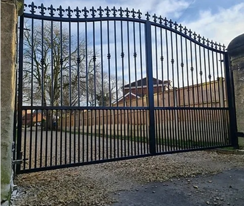 Automated sliding driveway gate
