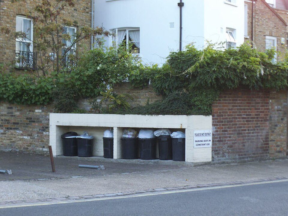 Open-fronted bin store enclosure